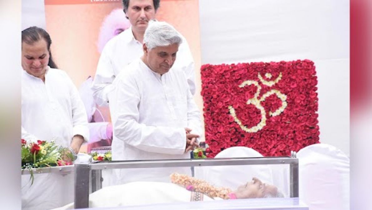 Amitabh arrived with his wife to bid farewell to Pandit Shiv Kumar Sharma
