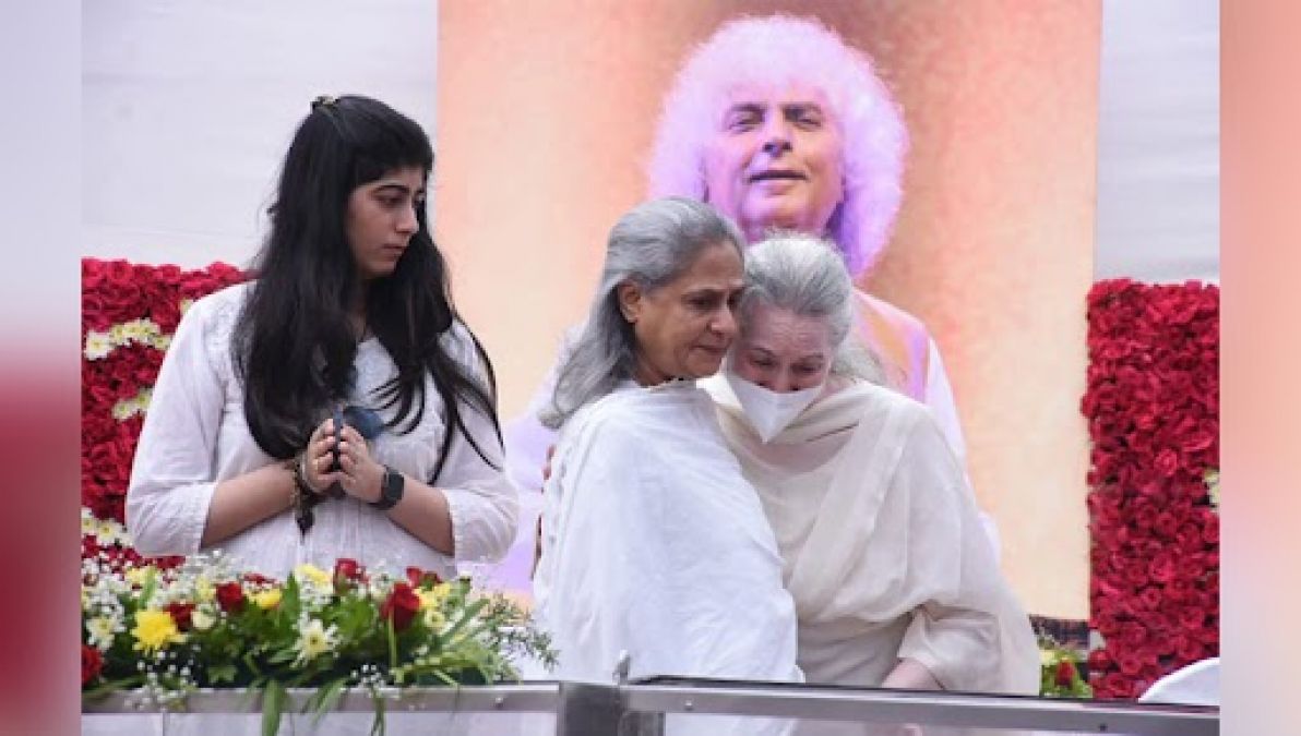 पंडित शिव कुमार शर्मा को अंतिम विदाई देने पत्नी के साथ पहुंचे अमिताभ