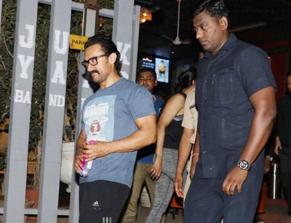 आमिर की नाक में 'नोज पिन', आखिर क्यों कर रहे यह 'खोज बीन'...