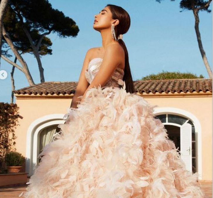 Cannes 2022: Pooja Hegde wears a feather gown, people are appreciating seeing