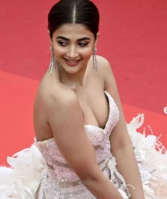 Cannes 2022: Pooja Hegde wears a feather gown, people are appreciating seeing