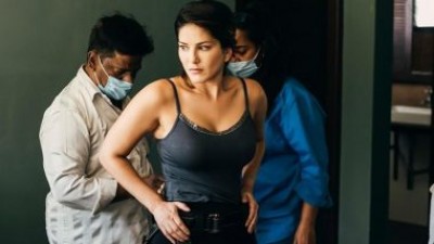 Sunny Leone's picture goes viral from shooting set, fans ask THIS