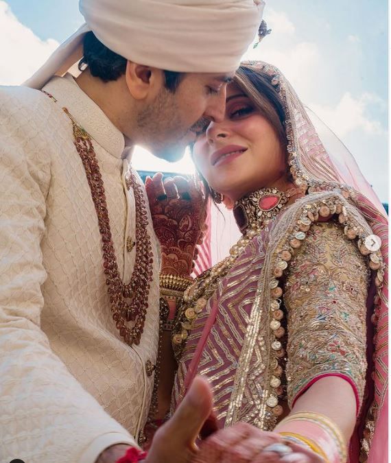 शादी के बाद कनिका ने शेयर की अपनी खूबसूरत तस्वीरें, पति संग लिप-लॉक करते आईं नजर