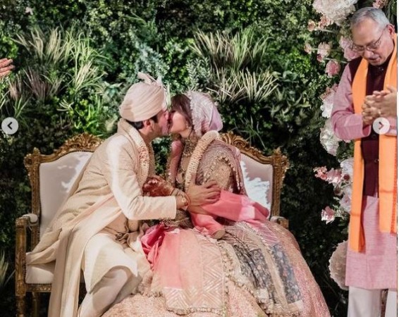 शादी के बाद कनिका ने शेयर की अपनी खूबसूरत तस्वीरें, पति संग लिप-लॉक करते आईं नजर