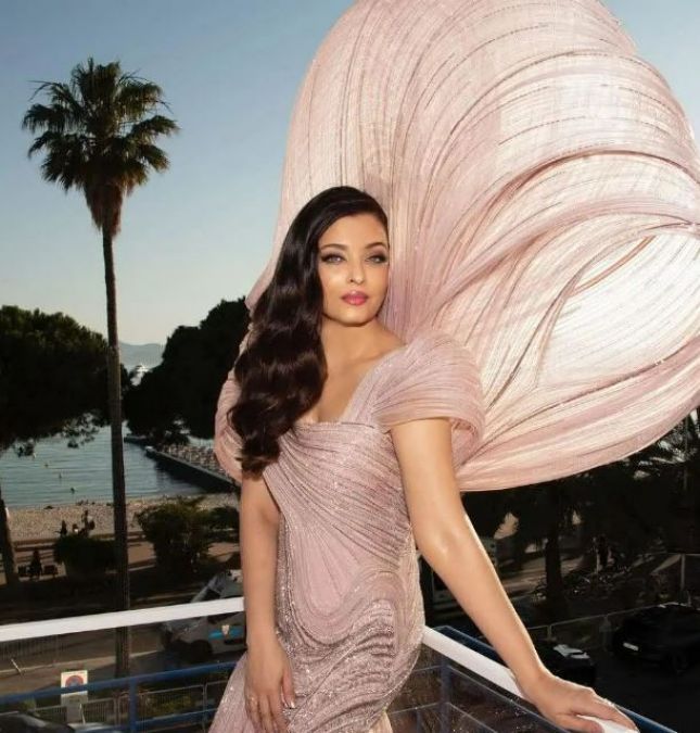 More than 100 people have created this gown of Aishwarya in 20 days