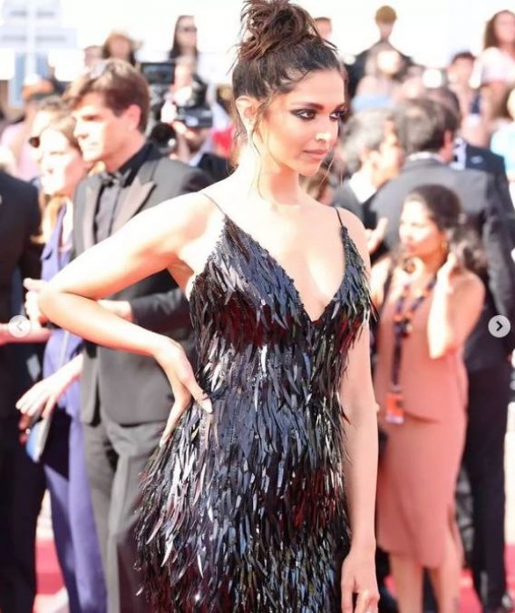 Cannes 2022: Deepika arrives in a black shimmery gown to flaunt her beauty