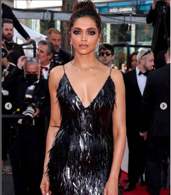 Cannes 2022: Deepika arrives in a black shimmery gown to flaunt her beauty