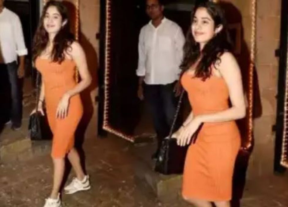 Janhvi Kapoor arrives at her uncle's house wearing tight dress