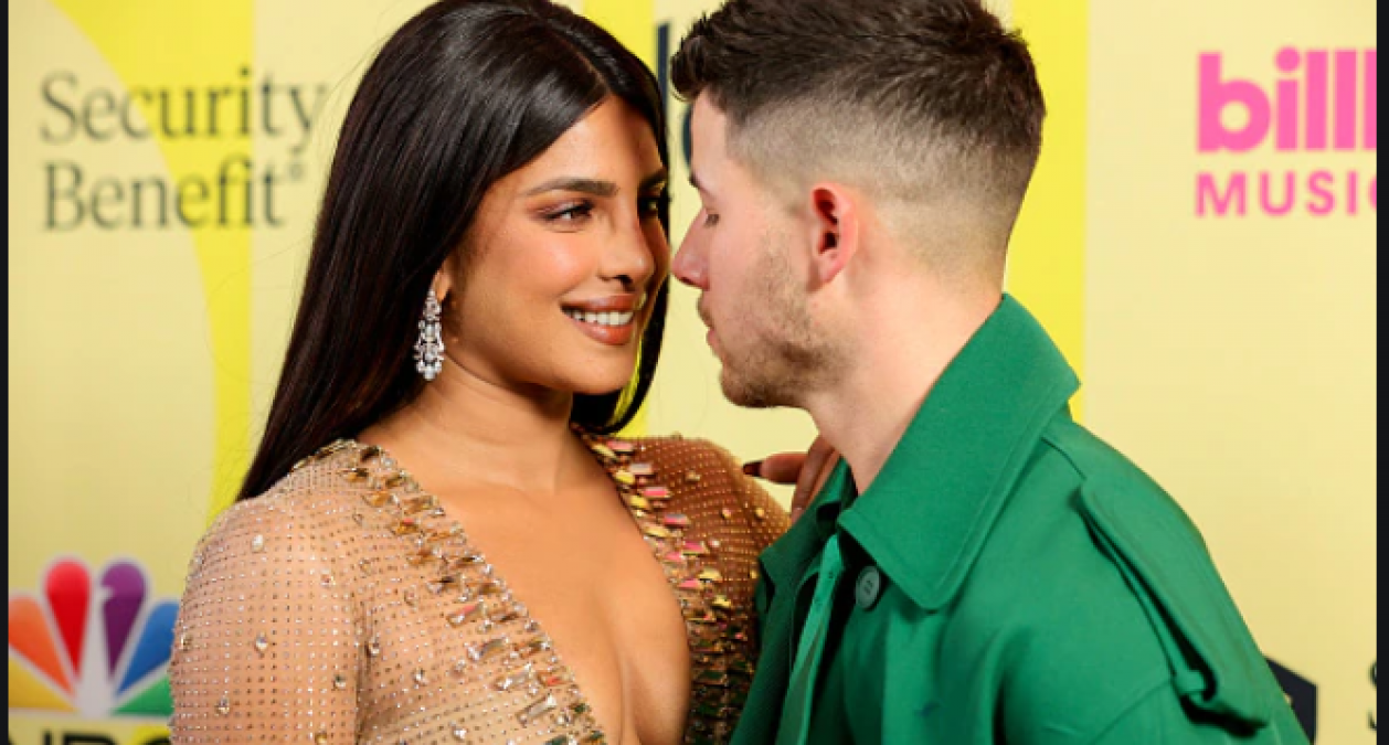 Billboard Music Awards 2021: Priyanka Chopra hugged Nick Jonas, photos going viral