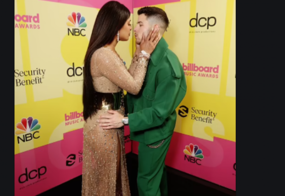 Billboard Music Awards 2021: Priyanka Chopra hugged Nick Jonas, photos going viral