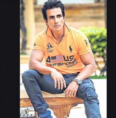 Fans demanding to give 'Padma Vibhushan' to Sonu Sood