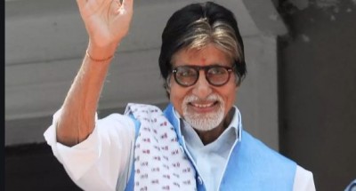 Amitabh Bachchan distributing 4500 food packets daily