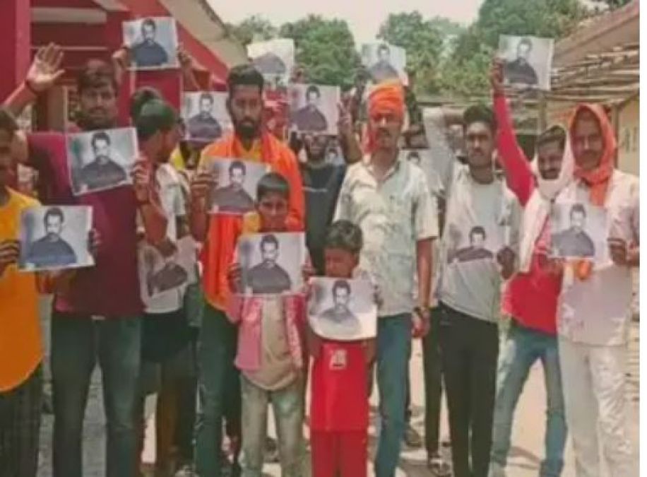 'इनकी बीवी को भारत में रहने से डर लगता है' कहकर जलाए गए आमिर खान के पोस्टर