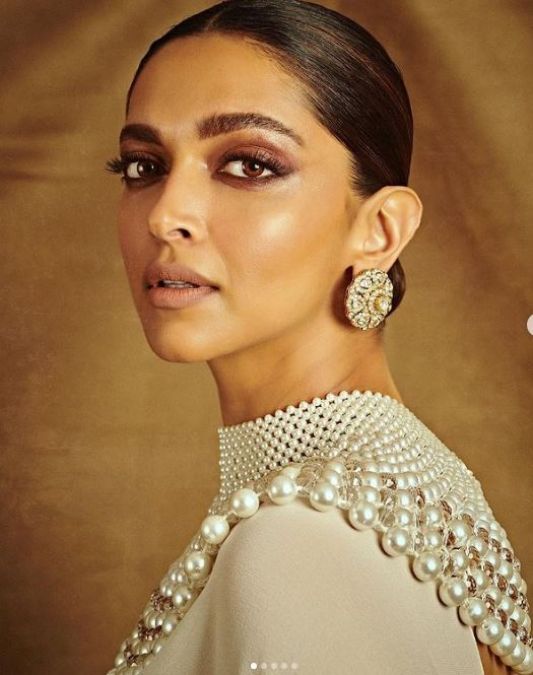 Deepika Padukone looks gorgeous in ruffle saree and pearl studded blouse