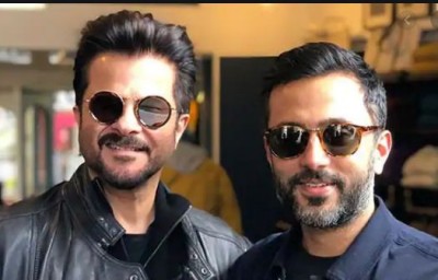 'Old Dog' Anil Kapoor Learnt To Take Timer Selfies, Son-In-Law Anand's reaction Is unmissable