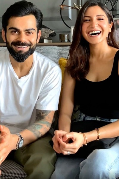 Virat Kohli having session with fans, Anushka interrupts in middle for asking THIS question