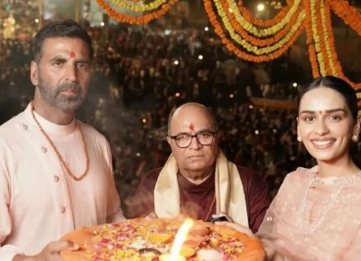 Akshay Kumar reached Varanasi to promote the film 'Emperor Prithviraj', took a dip in the Ganges.