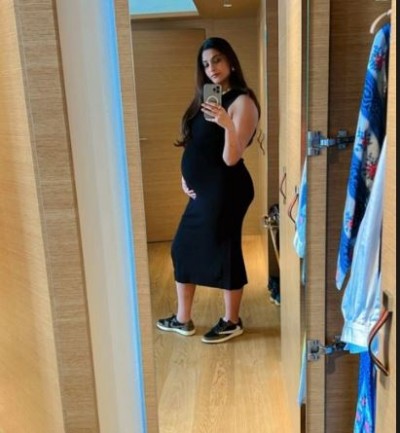 Sonam Kapoor enjoying pregnancy, was seen flaunting baby bump