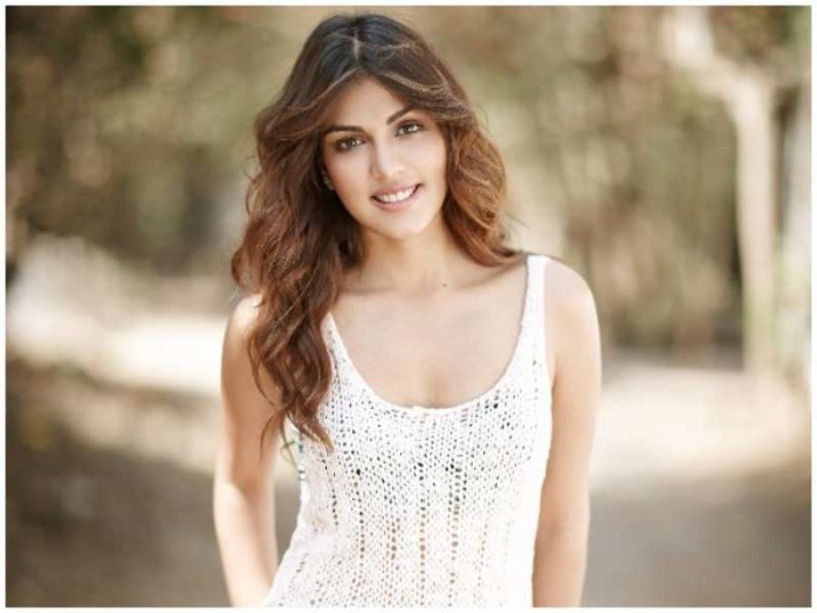 Rhea Chakraborty's stylish look is out, fans go crazy