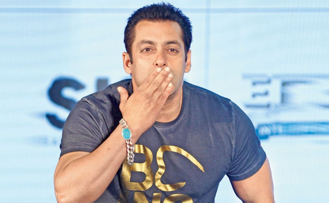 Salman Khan wished Shah Rukh Khan in this signature step on his birthday, see video here!