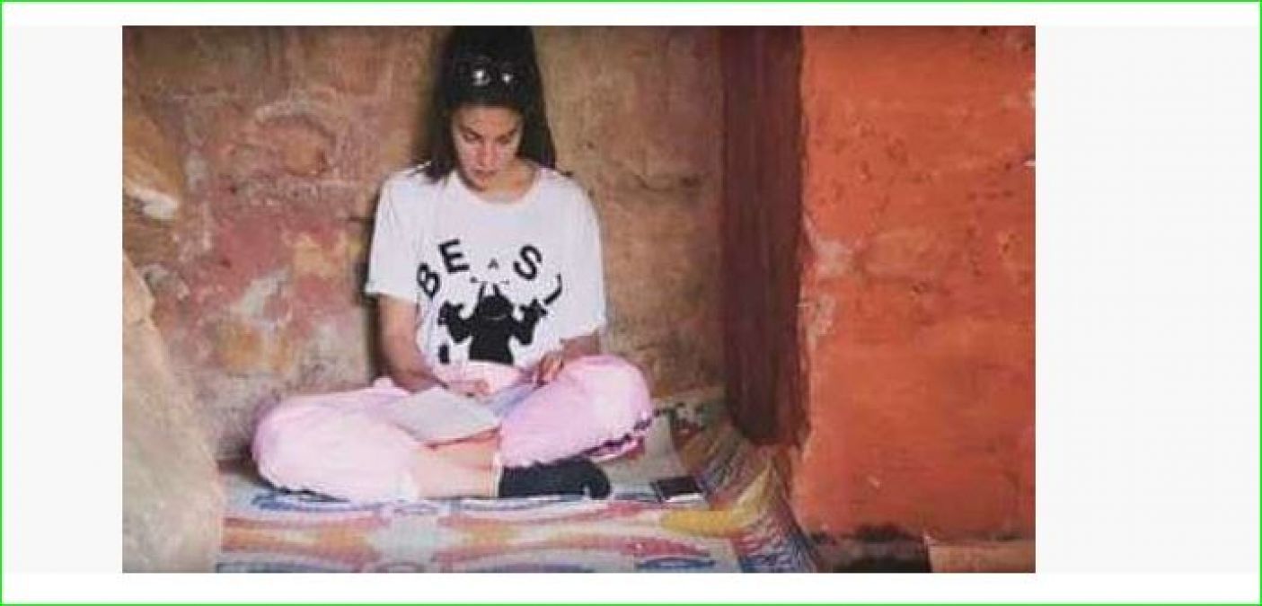 Jacqueline Fernandes spotted reading 'Autobiography of a Yogi' in Babaji cave