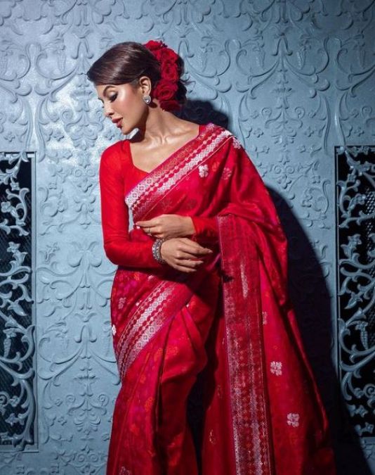 Jacqueline Fernandez tremendous look in red saree