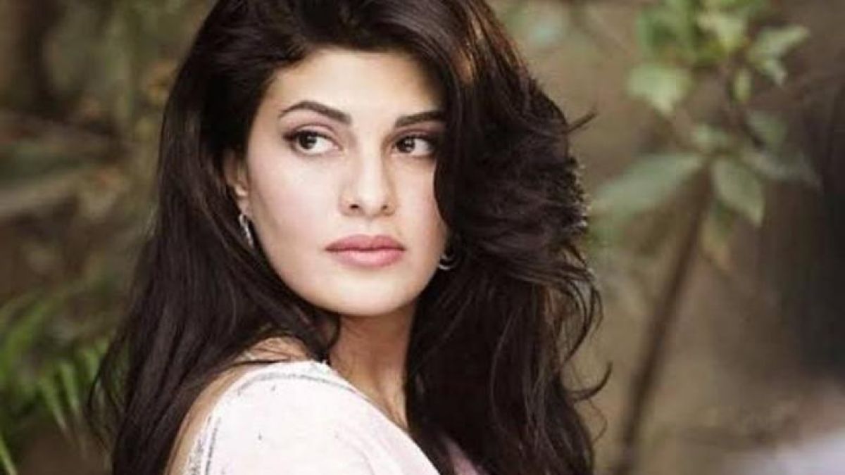 Check out Jacqueline's sexy look, fans praising