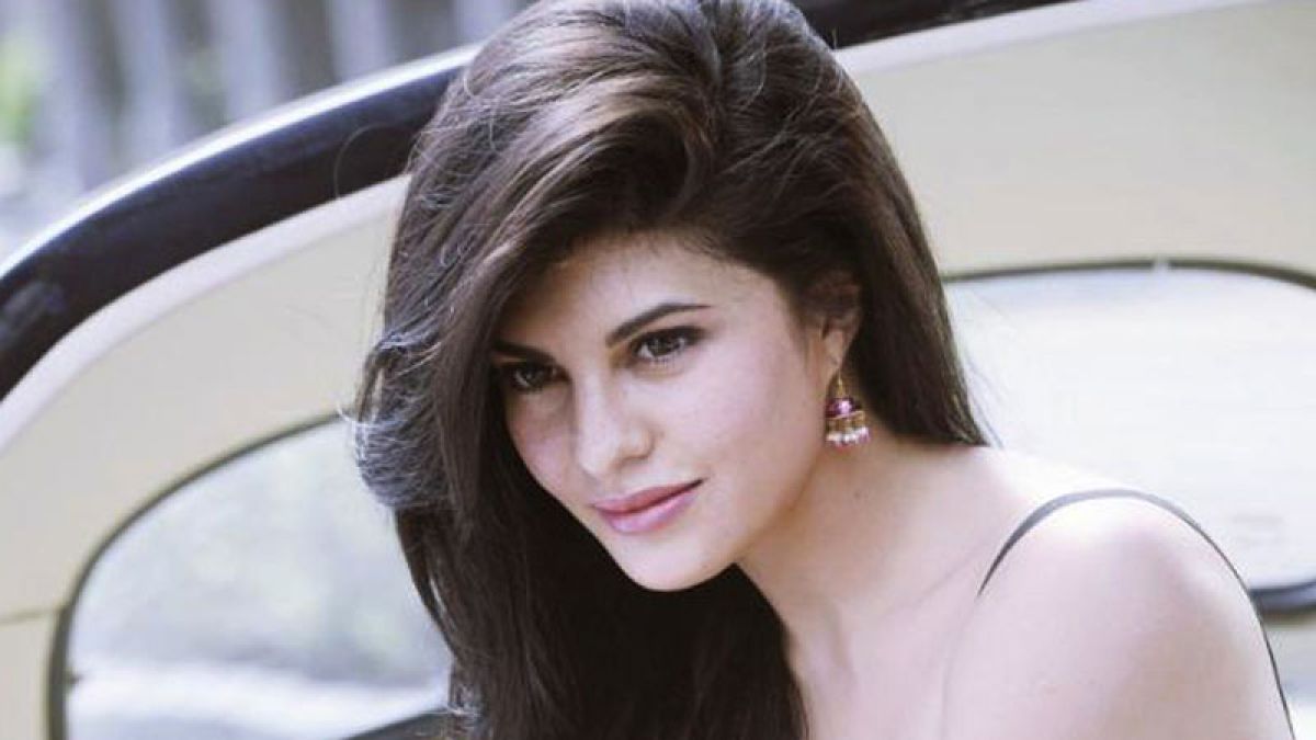 Check out Jacqueline's sexy look, fans praising