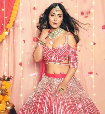 Hina Khan's glamorous avatar in sleeveless top, fans go crazy