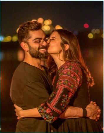 पति के जन्मदिन पर उन्हें किस करती नजर आईं अनुष्का शर्मा