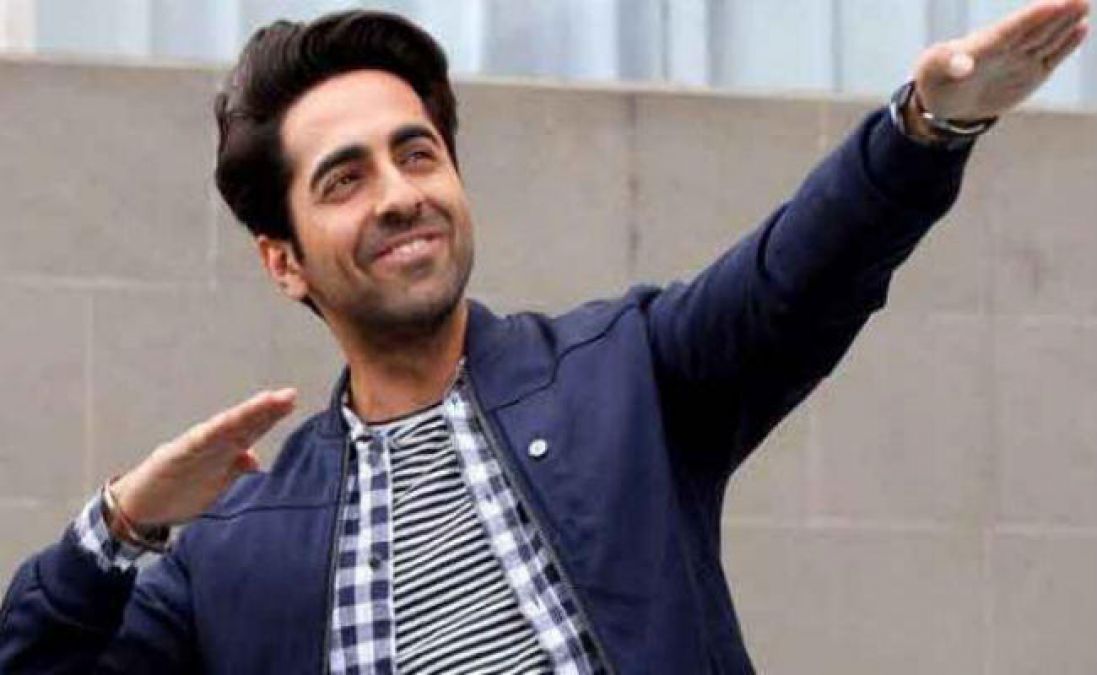 Ayushmann Khurrana reached the Ganges Ghat and performed Aarti