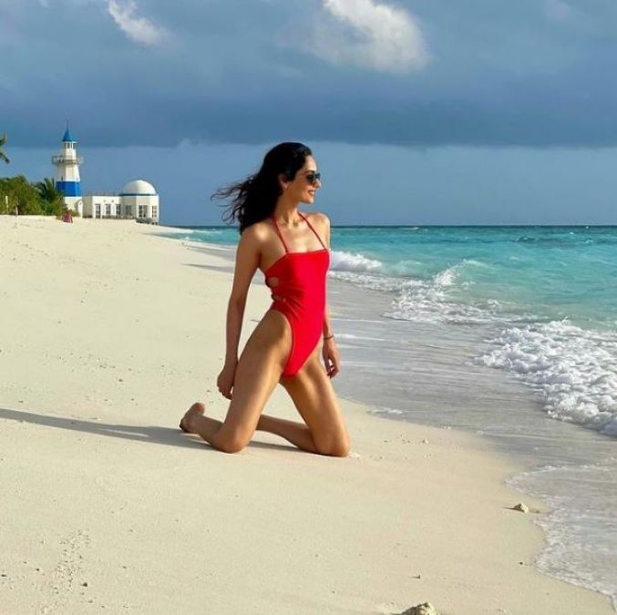 Akshay Kumar's actress hot look in red bikini