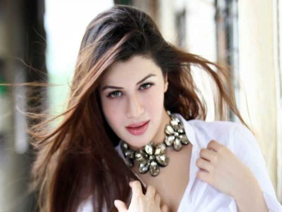 Bollywood actress Kainaat Arora sets the internet on fire with her hot look