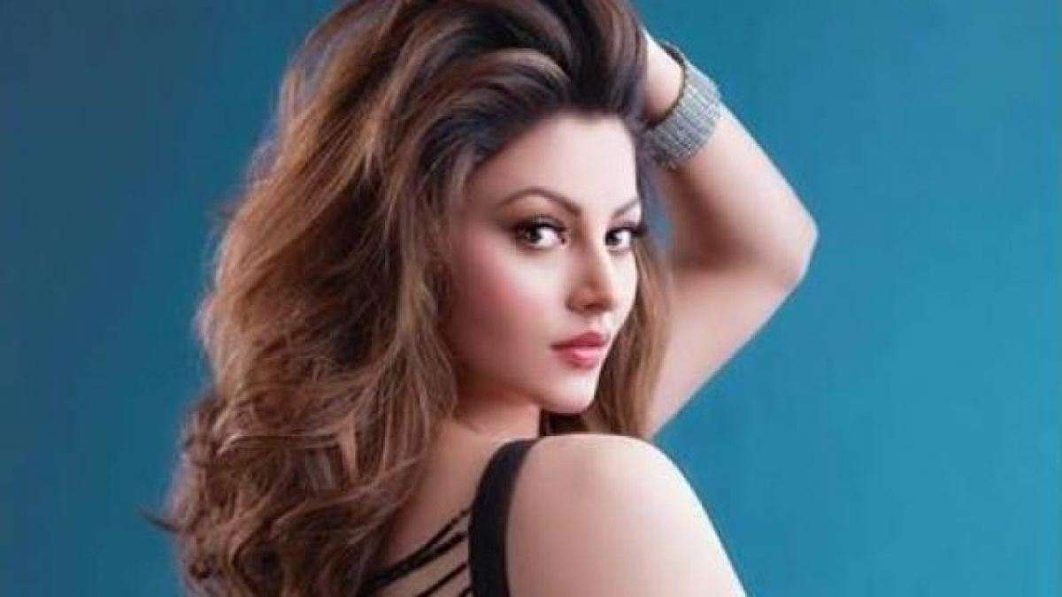 Bollywood actress Urvashi Rautela set social media on fire with her pics!