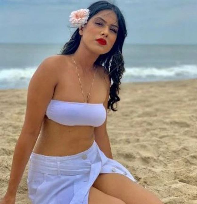 निया शर्मा के सेक्सी लुक ने इंटरनेट पर मचाया तहलका, व्हाइट कपड़ो में ढहाया कहर