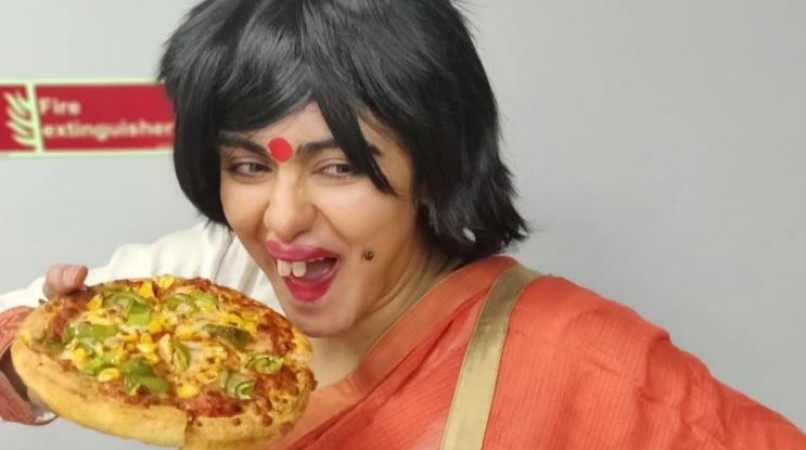 This strange woman eating pizza is a famous Bollywood actress