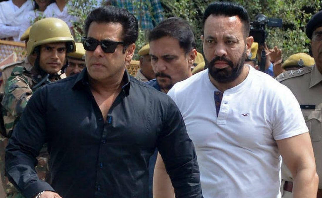 Salman Khan shared picture with his bodyguard after completing 25 years old, see picture