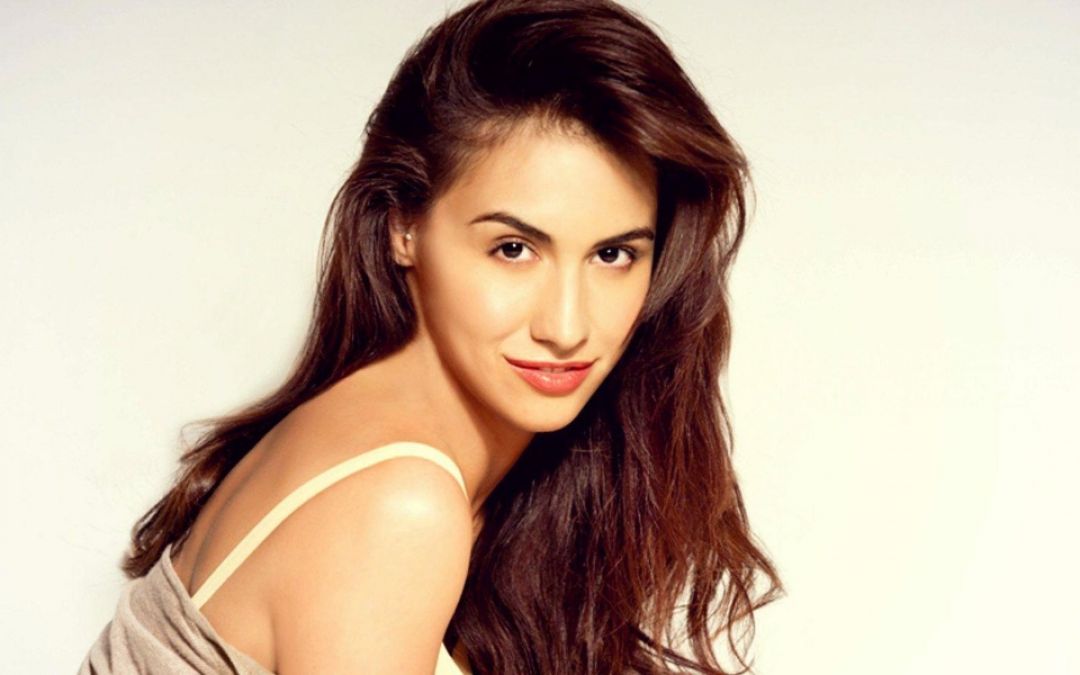 Lauren Gottlieb shares a very sexy photo, has hit the dance floor many times