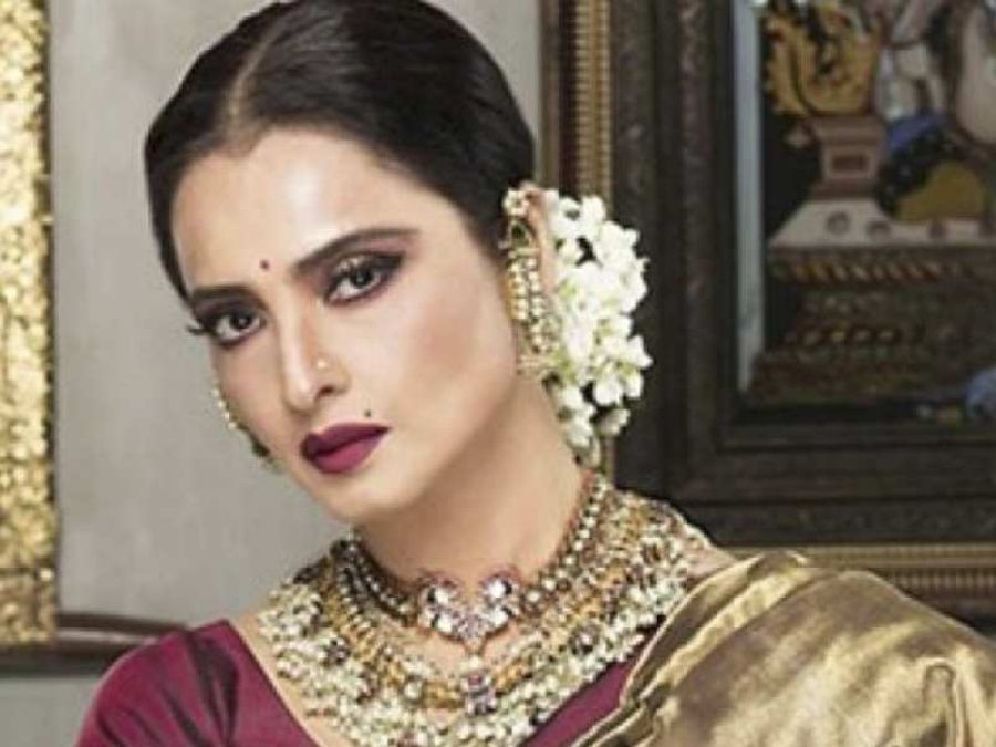 Very Hot Photo Of Beautiful Actress Of 80s Rekha Came Out Newstrack English 1