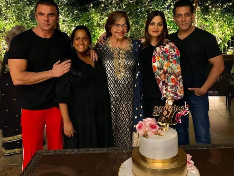हेलेन के जन्मदिन पर खान परिवार ने रखी ग्रैंड पार्टी, दोस्त वहीदा और आशा पारेख हुई शामिल