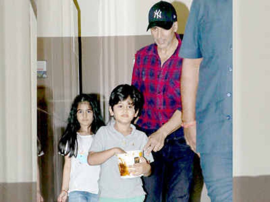 Akshay arrives to watch film with daughter Nitara, shows new style