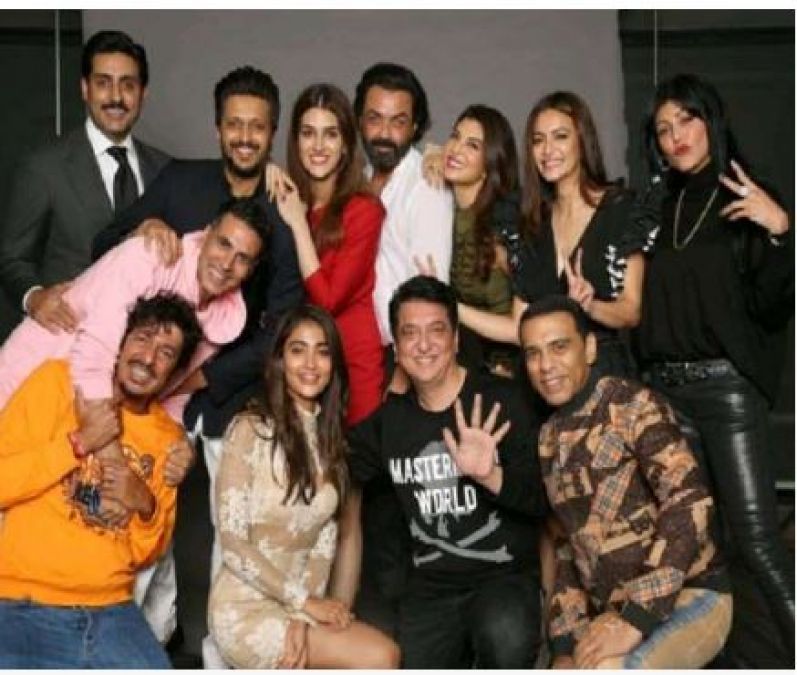 Akshay Kumar hints at ‘Housefull 5’ as he reunites with the entire cast of film