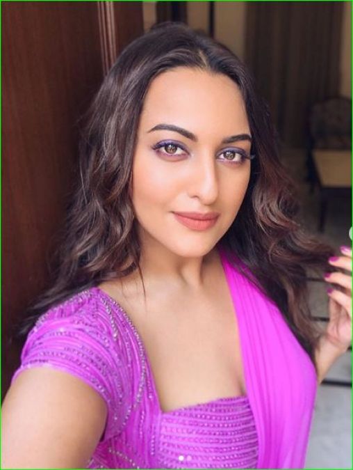 Sonakshi changed 5 saris for 'Yun Karkar' song, shared look on Instagram