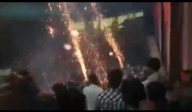 अंतिम: थिएटर के अंदर लोगों ने जलाए रॉकेट, सलमान खान ने जोड़े हाथ