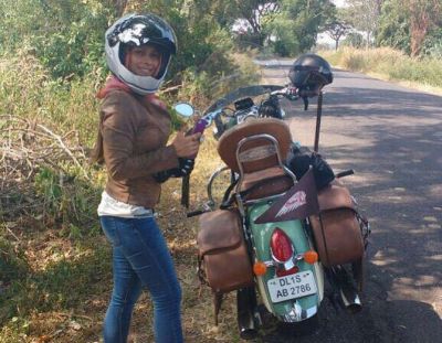 बाइक से गोवा की सैर पर निकली काजोल की बहन