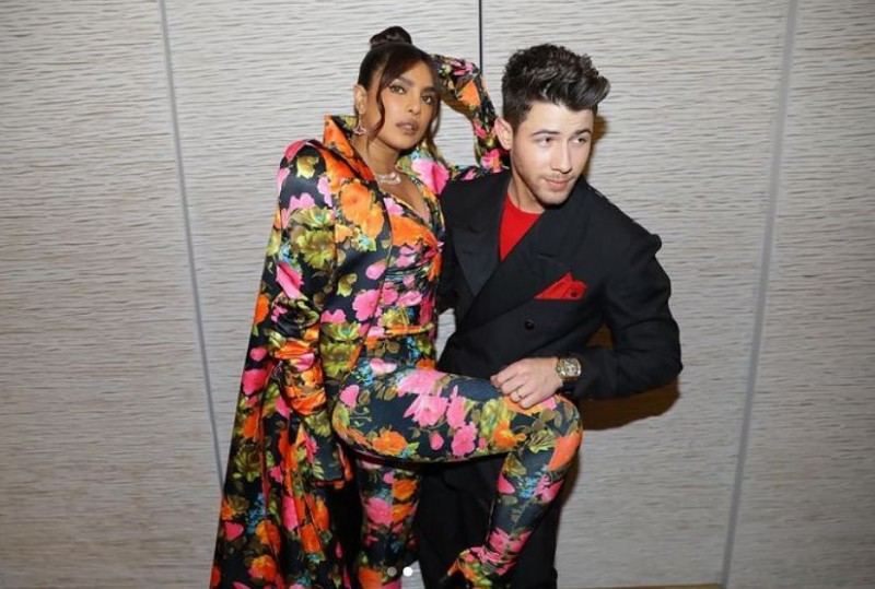 Nick Jonas seen handling Priyanka Chopra's dress at award function