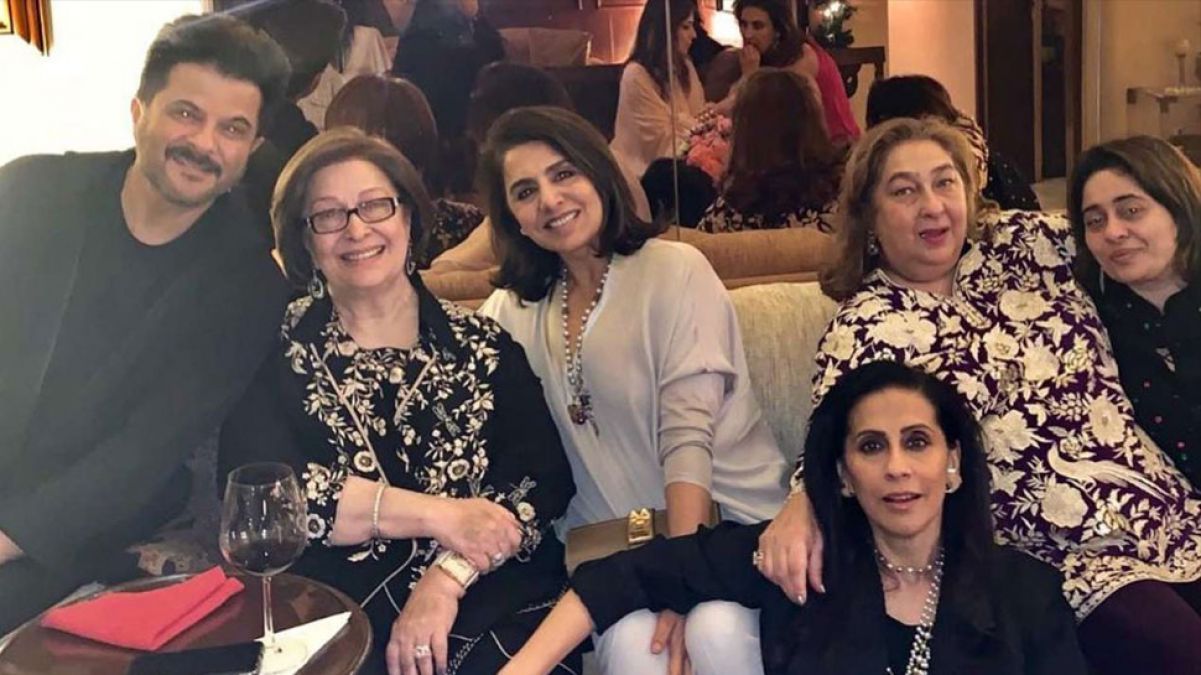 Two Kapoor clan families in same frame, Neetu shares an emotional note