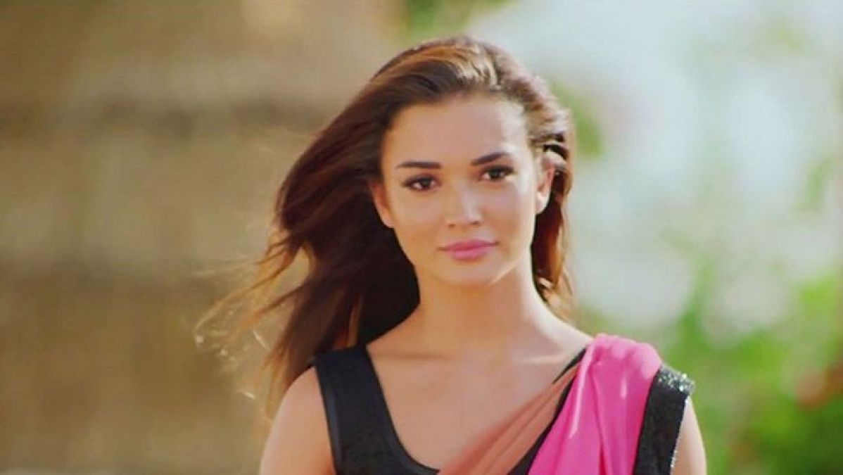 Amy Jackson's hotness persists even after her becoming a mother, See pictures