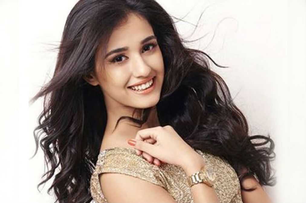 Disha Patani showed her sexy shoulders, hot poses made her fans crazy