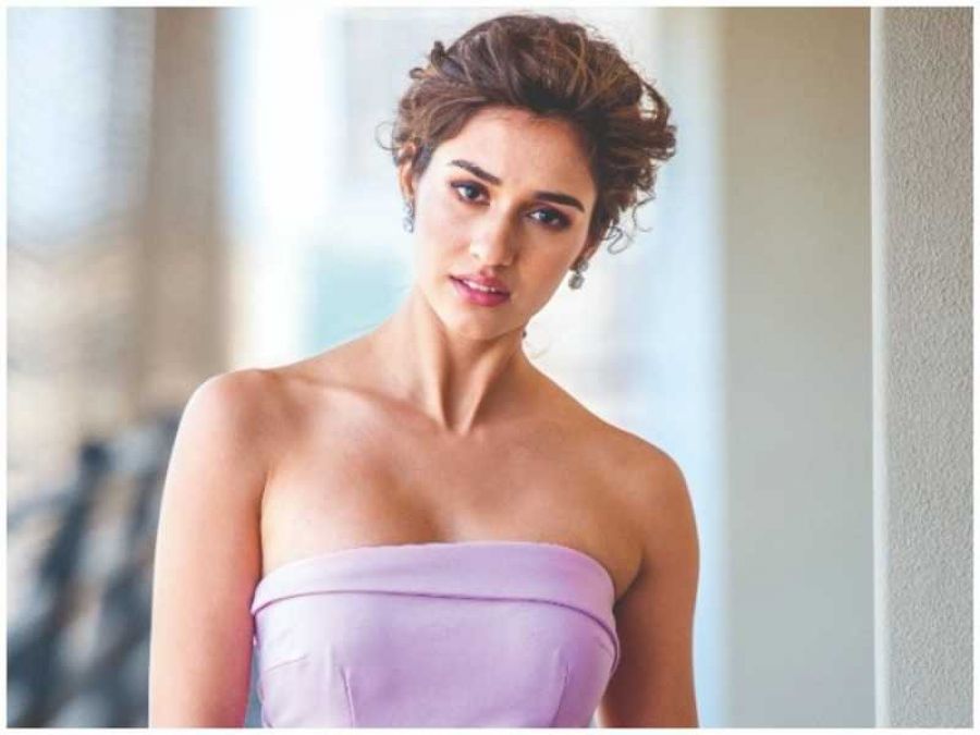 Disha Patani showed her sexy shoulders, hot poses made her fans crazy